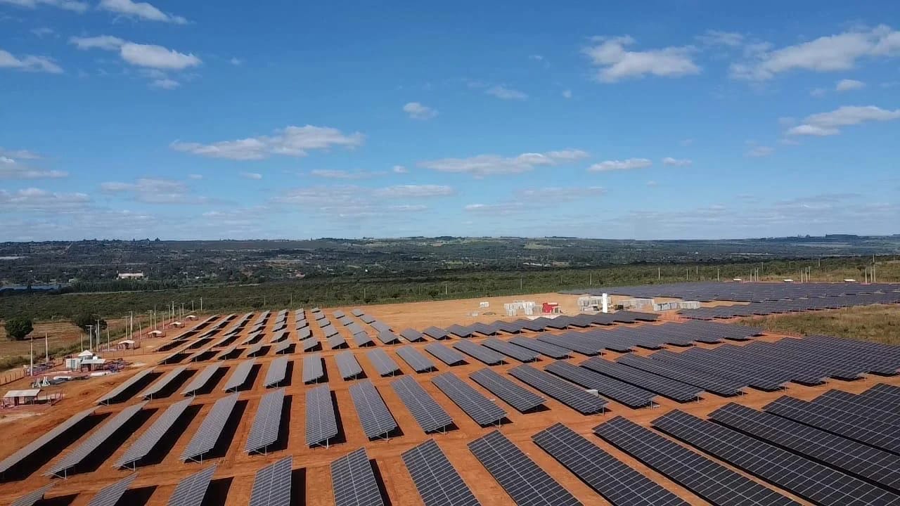 Usina solar com estrutura de solo Tessa em Brasília (DF)