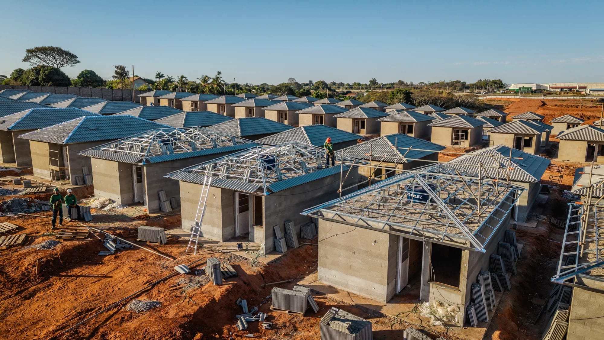 Casas de conjunto habitacional com estrutura metálica de telhado Tessa em Marília (SP)